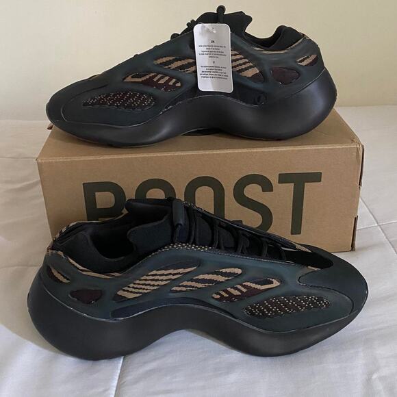 Yeezy Adidas 700 V3 clay brown - size 10.5 M / 12 W US / 43.5 EU - Picture 2 of 8